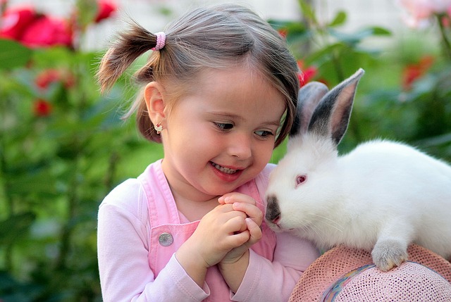 holčička s králíčkem