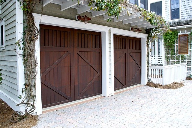 dřevěná garážová vrata