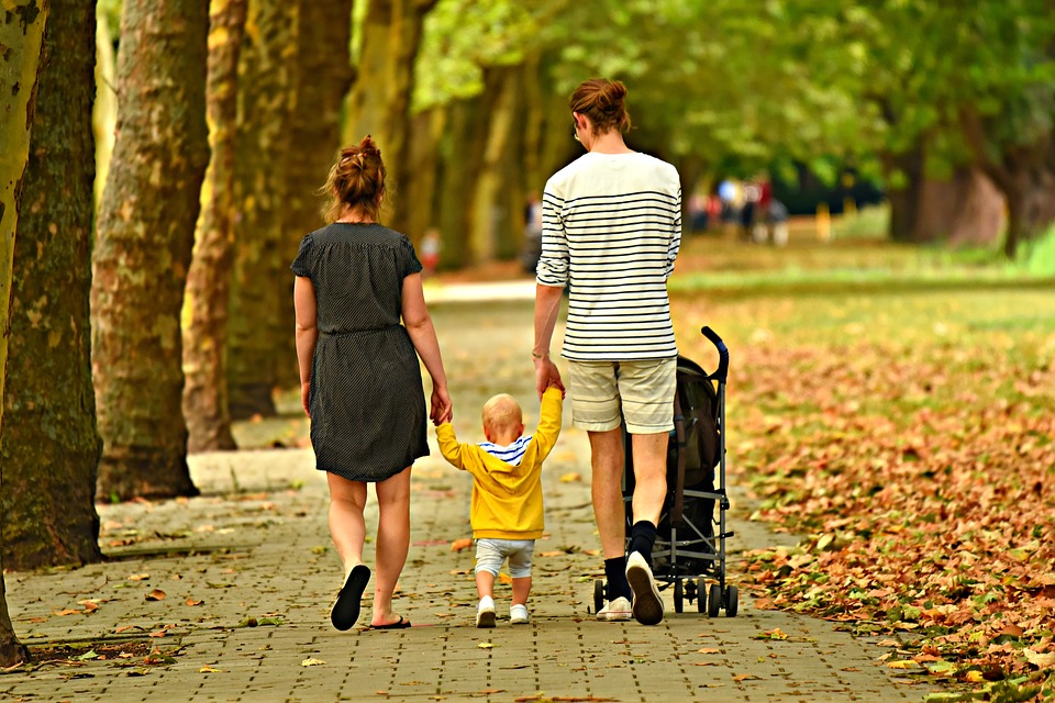 rodina na procházce